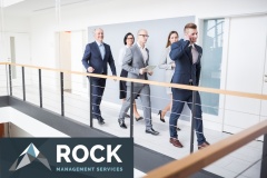 Business Team mit jungen und älteren Kollegen